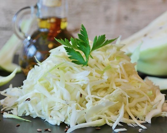Sauerkraut-Weißkohlsalat mit Birne