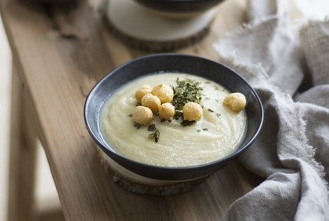 Blumenkohlsuppe mit Zitronenmelisse