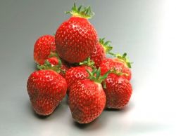 Tofumedaillons auf Erdbeer-Rhabarbersalat