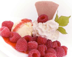 Himbeer-Joghurt-Eis auf Mangofruchtmark