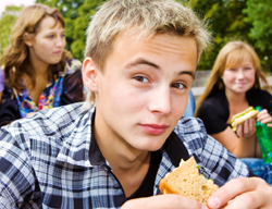 Gesunde Ernährung von Jugendlichen heute - Esskultur - wer isst wie - Jugend Kultur - Außer Haus - Snacken - selbst Kochen - Familientisch - Jugendlichen Ernährung - Erwachsenen Ernährung 