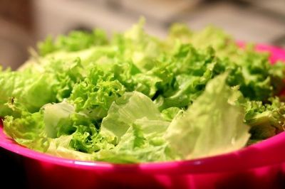 Sommergemüse-Salat mit Knusperparmesan