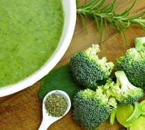 Brokkolicremesuppe mit Mandeln