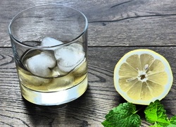 Spritzige Kräuterlimonade
