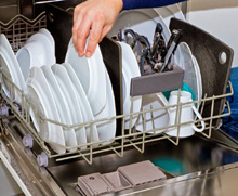 Sind Spülmittelreste auf Geschirr bedenklich?